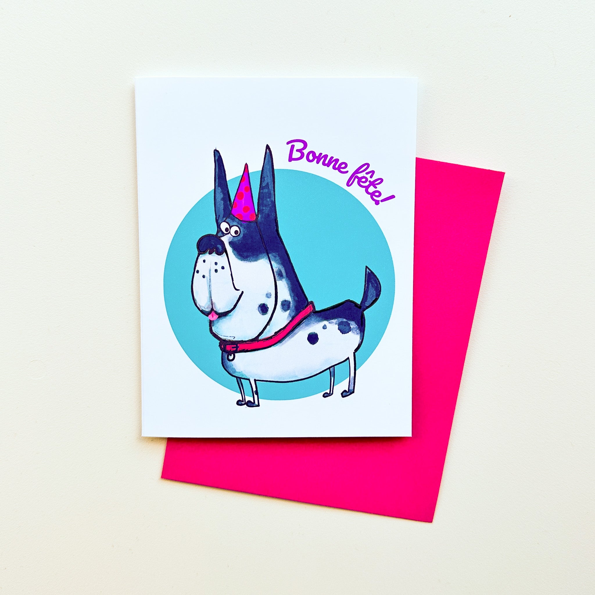 Illustration d'un chien mignon portant un chapeau pointu de fête coloré sur la tête