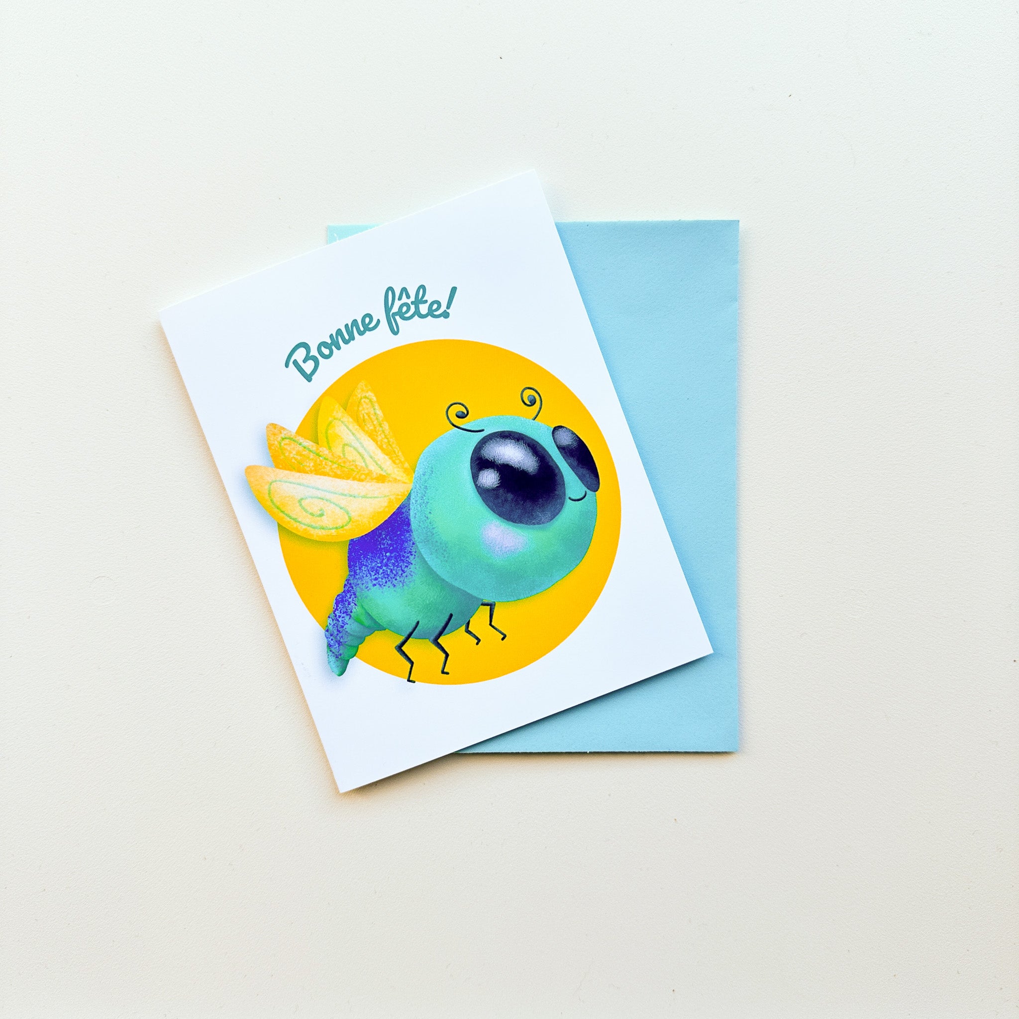 Illustration d'une libellule mignonne aux grands yeux expressifs sur une carte de voeux bonne fête