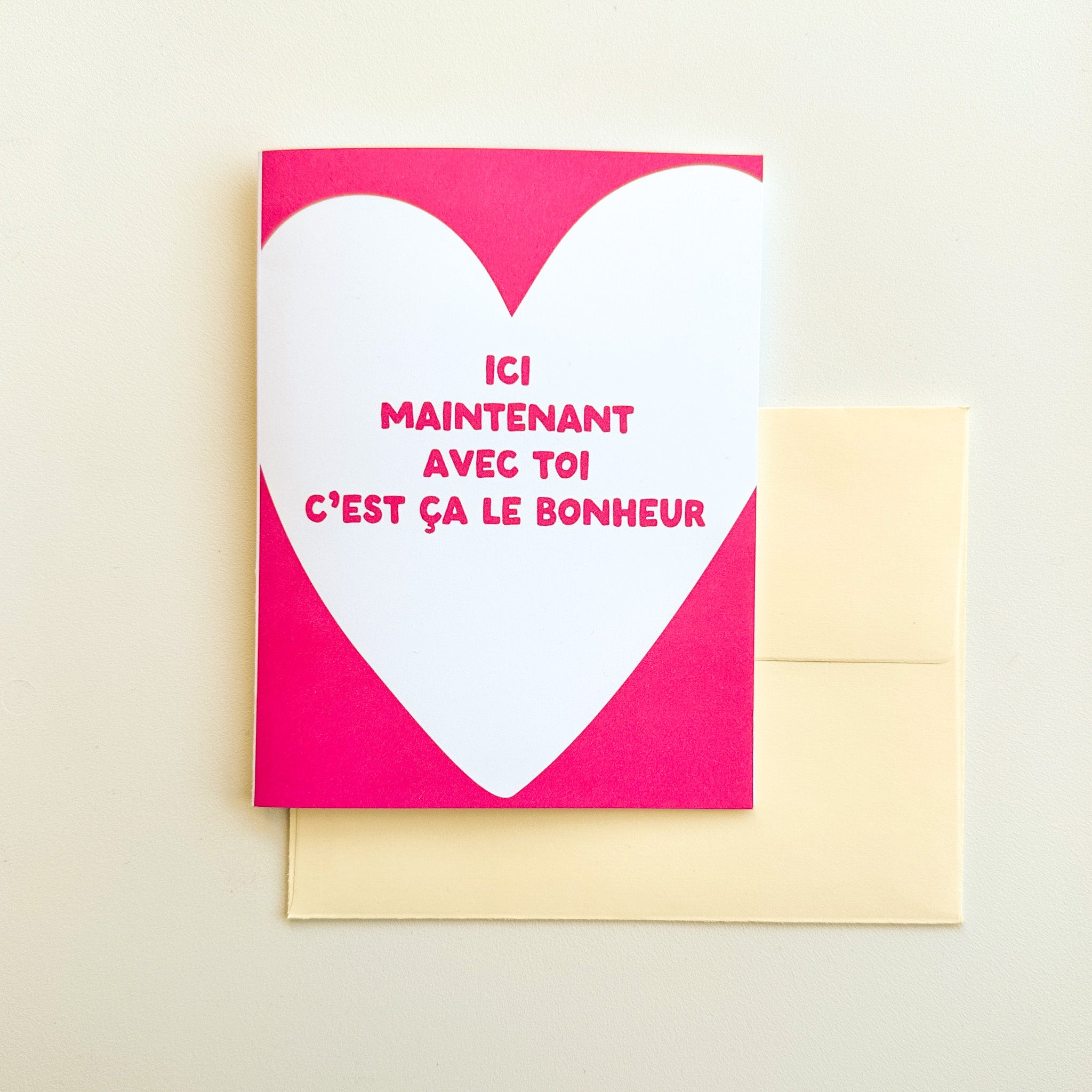 Illustration minimaliste d'un coeur avec une typographie moderne affichant « ici maintenant avec toi c'est ça le bonheur »