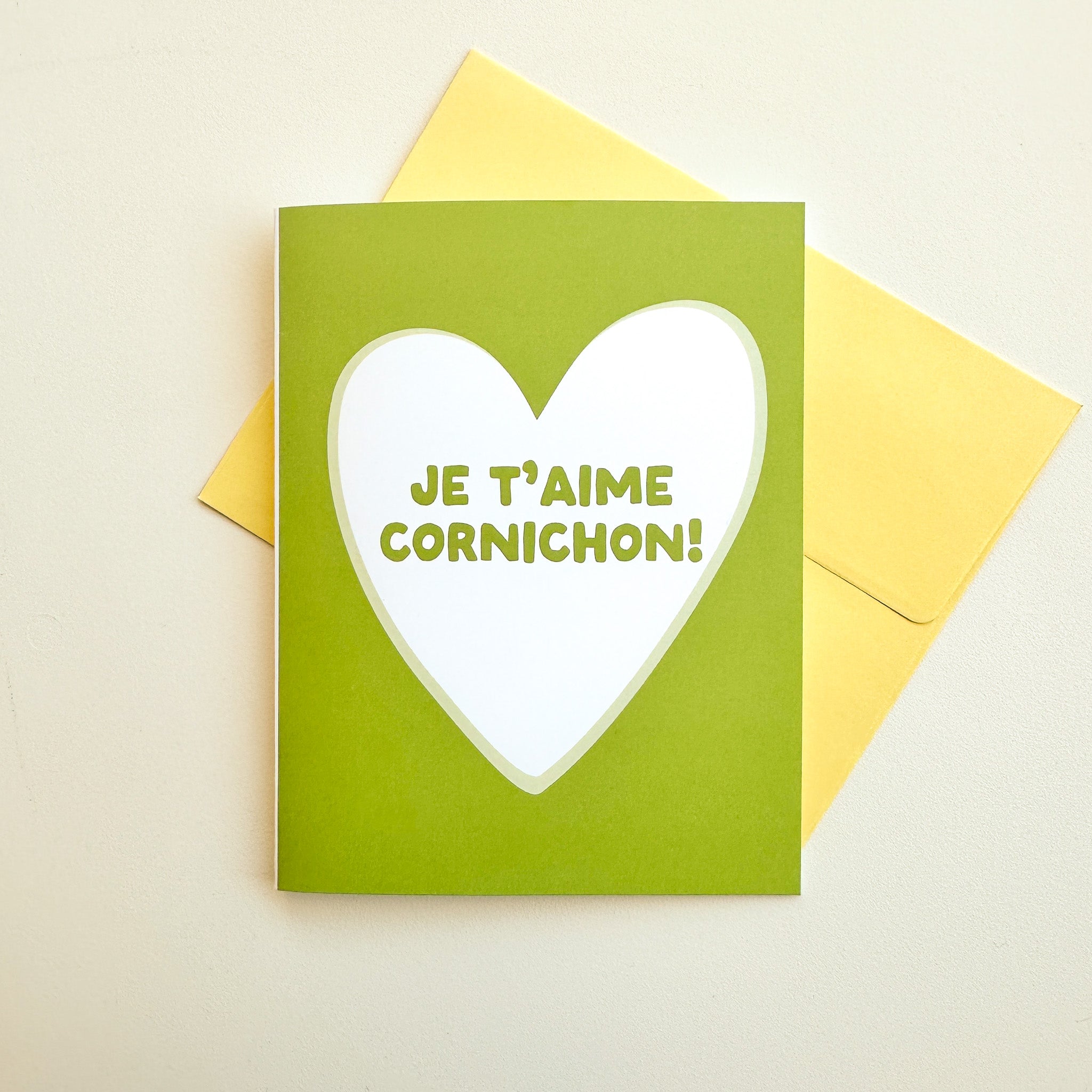 Carte de voeux avec un cœur vert et le texte Je t'aime cornichon en typographie moderne et minimaliste