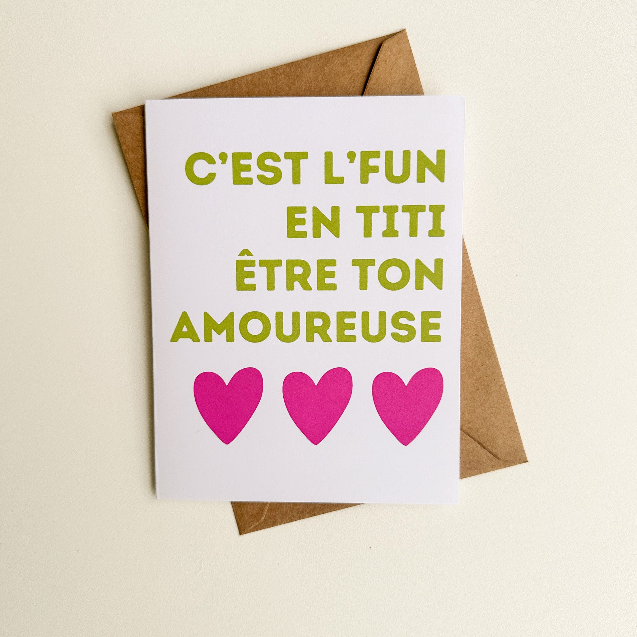 Carte de voeux avec typographie moderne affichant «C'est l'fun en titi être ton amoureuse» dans un design épuré et minimaliste