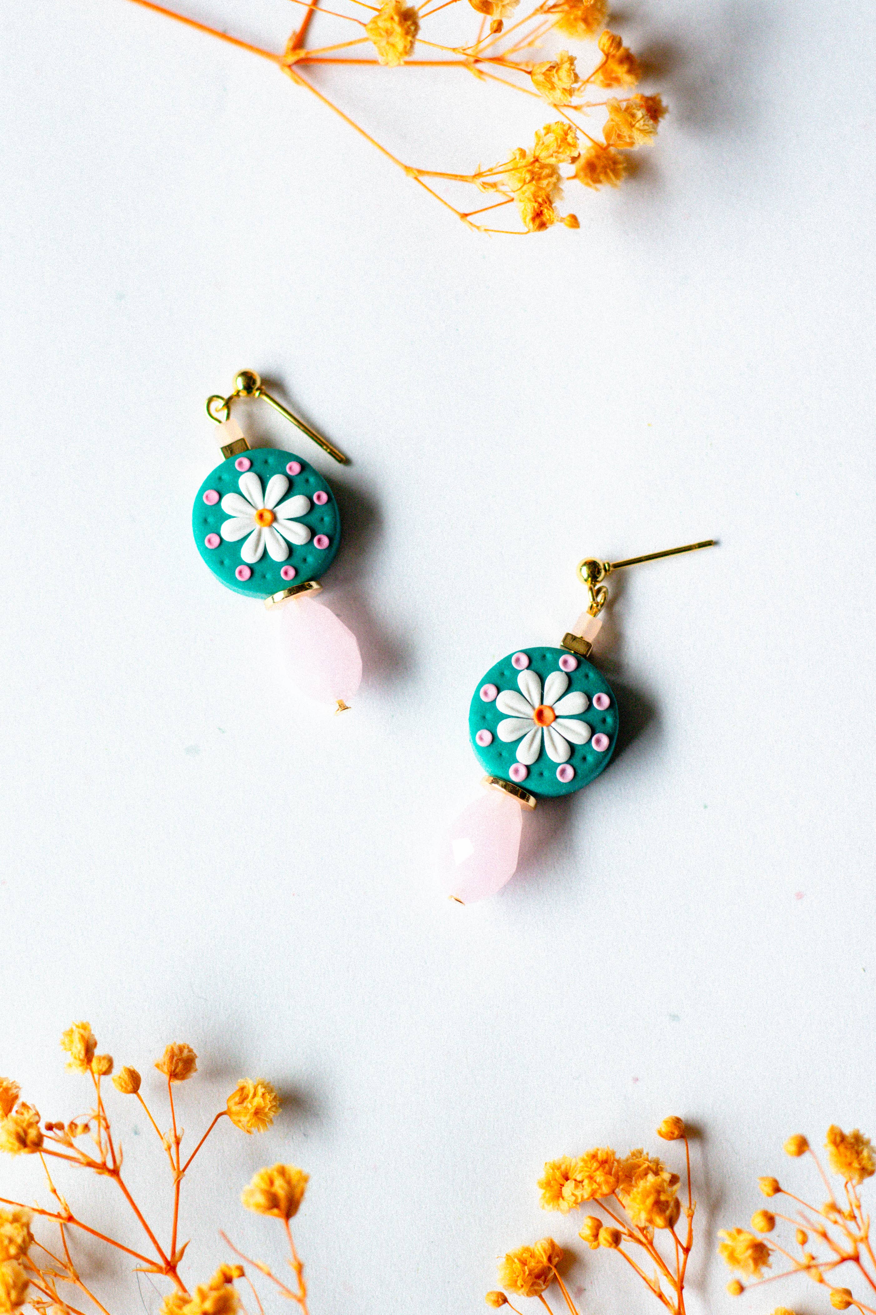Slow Day Studios - Boucle d'oreille pendante en métal doré avec perles Teal Daisy